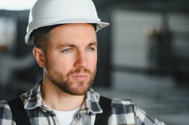 Bir fabrikada erkek işçi..