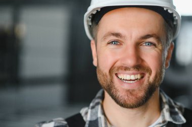 Bir fabrikada erkek işçi..