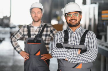 Metal-plastik pencere ve kapı üretimi için bir fabrikada iki işçi..