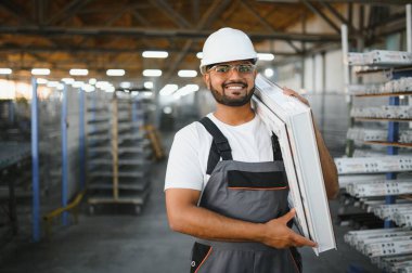 Makine operatörü. Fabrikada sanayi işçisi. Beyaz şapkalı genç teknisyen..