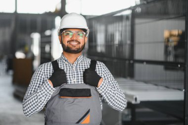 Pencere ve kapılar için çerçeve yapan PVC işçisi veya operatörü.