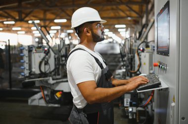 Pencere ve kapılar için çerçeve yapan PVC işçisi veya operatörü.