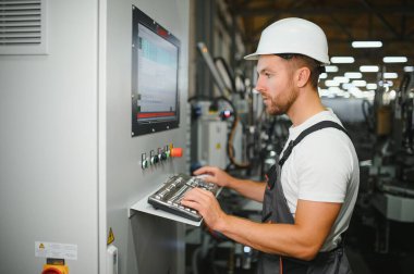 Fabrikada çalışan bir teknisyen..