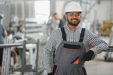 Pencere ve kapılar için çerçeve yapan PVC işçisi veya operatörü.