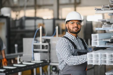 Pencere ve kapılar için çerçeve yapan PVC işçisi veya operatörü.