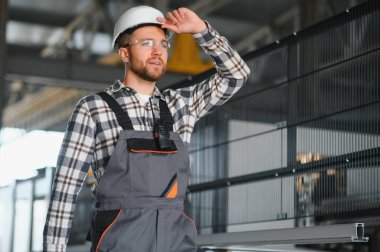 Fabrika işçisi. Üretim hattında çalışan adam..