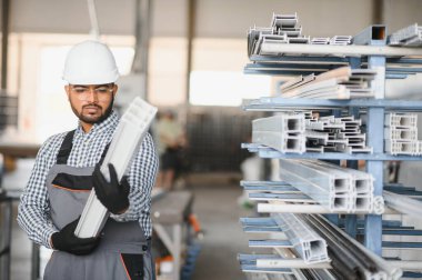 Makine operatörü. Fabrikada sanayi işçisi. Beyaz şapkalı genç teknisyen..