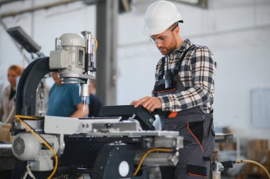 Bir fabrikada erkek işçi..