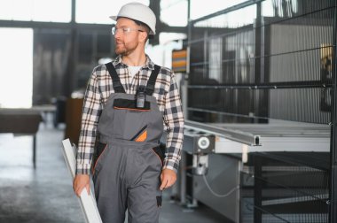 Fabrika işçisi. Üretim hattında çalışan adam..