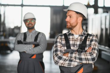 Metal-plastik pencere ve kapı üretimi için bir fabrikada iki işçi..
