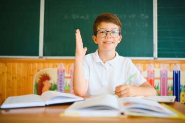 Okulda okuyan küçük bir çocuğun portresi..