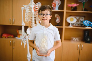 Bir çocuk biyoloji sınıfında bir öğrencidir.