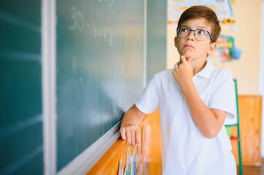 Sınıfta tahtaya yakın duran öğrenci..