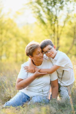 Torunu olan mutlu bir büyükanne..