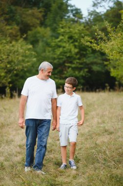 Dedem ve torunum gün batımında yürüyor..