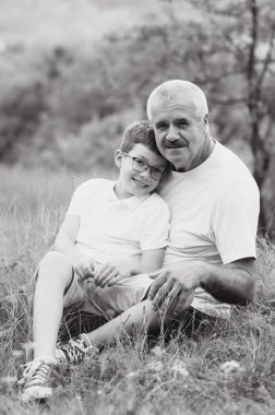 Büyük baba ve küçük torunu seven en iyi arkadaşlar..