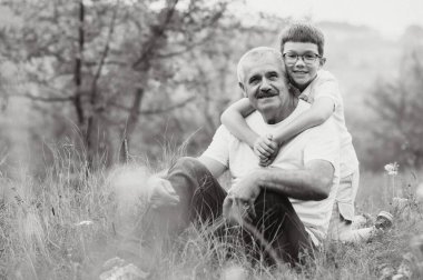 Dedem ve torunum gün batımında yürüyor..