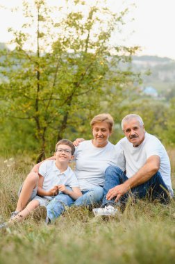 Büyükanne ve torunu birlikte sonbahar Park.