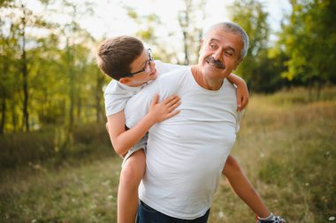 Büyük baba ve küçük torunu seven en iyi arkadaşlar..