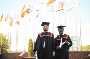 İki arkadaş üniversite mezunudur. Hintli ve Afrikalı mezunlar.