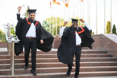 İki arkadaş üniversite mezunudur. Hintli ve Afrikalı mezunlar.