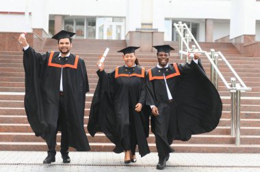 Üniversite mezunu bir grup çok ırklı lisansüstü öğrenci.