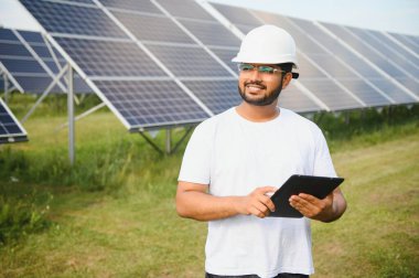 Hint mühendis güneş panelinin yanında..