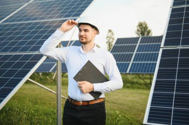 Güneş panelleri alanında miğferli mühendis..