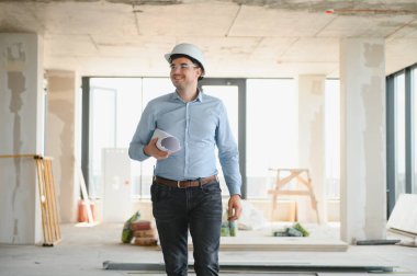 Taslak şapkalı mimar.