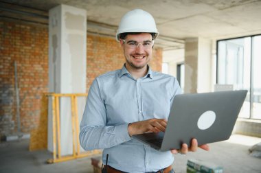 İnşaat sürecinde binadaki işadamı.