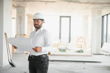 İnşaat konsepti İnşaat alanında genç bir mimarın portresi..