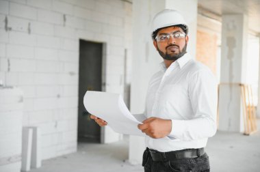 İnşaat konsepti İnşaat alanında genç bir mimarın portresi..