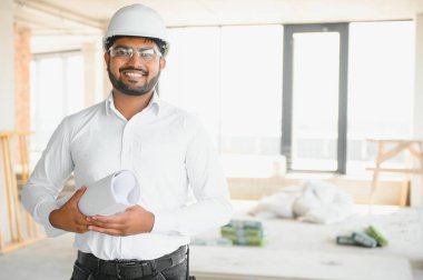 İnşaat alanında duran Asyalı mühendis kendinden emin, mühendis inşaatı başarılı ve hedef planlamada başarılı..