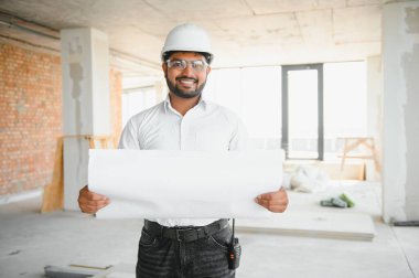 İnşaat konsepti İnşaat alanında genç bir mimarın portresi..