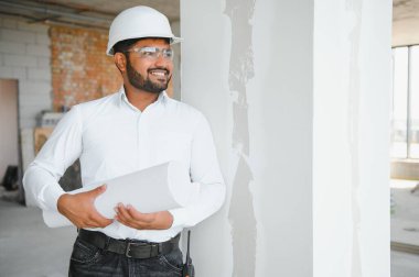 İnşaat konsepti İnşaat alanında genç bir mimarın portresi..