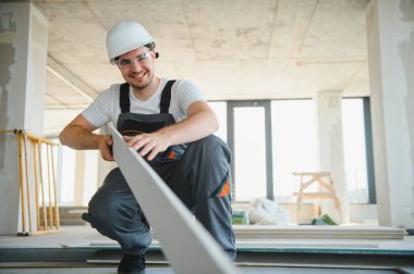 adam iç İnşaat için Alçıpan levha ölçme.