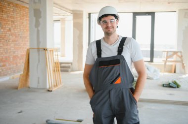 İnşaat alanında çalışan bir inşaatçının portresi..