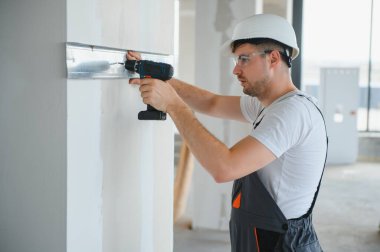 Alçıpan bölmesi için metal profil çerçevesini duvara bağlayın..