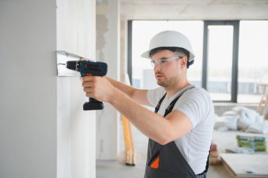 Alçıpan bölmesi için metal profil çerçevesini duvara bağlayın..