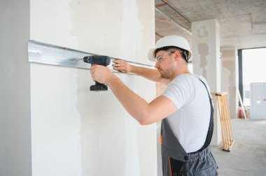 Alçıpan bölmesi için metal profil çerçevesini duvara bağlayın..