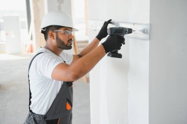 Alçıpan bölmesi için metal profil çerçevesini duvara bağlayın..