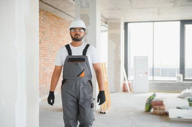 Hintli işçiler bir apartmanda tamirat yapıyor..