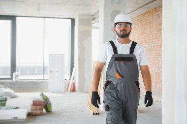 Taşınma, onarım ve insan konsepti - mutlu Hintli işçiler.