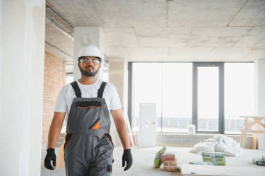 Hintli işçiler bir apartmanda tamirat yapıyor..