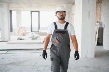 Taşınma, onarım ve insan konsepti - mutlu Hintli işçiler.