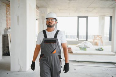 Hintli işçiler bir apartmanda tamirat yapıyor..