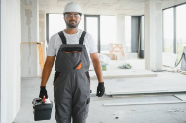 Hintli işçiler bir apartmanda tamirat yapıyor..