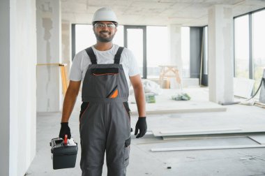 Hintli işçiler bir apartmanda tamirat yapıyor..