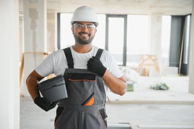 Hintli işçiler bir apartmanda tamirat yapıyor..