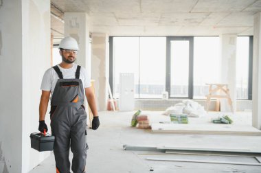 Hintli işçiler bir apartmanda tamirat yapıyor..